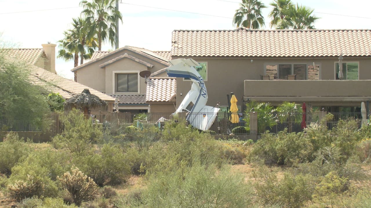 Según Todd Keller, el capitán el Departamento de Bomberos de Phoenix,
<b>un problema mecánico </b>hizo que el piloto intentara regresar al aeropuerto.