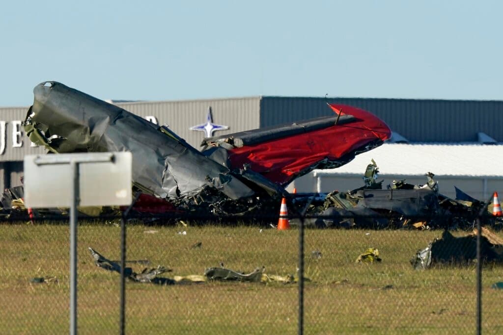 Seis fallecidos deja el choque de dos aviones militares históricos en un evento aéreo en Dallas