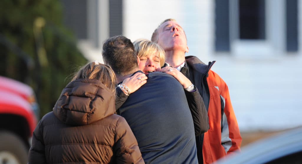 Apenas cuatro meses después de la masacre de Sandy Hook, el Congreso bloqueó los dos mayores esfuerzos para reformar las leyes de control de armas del momento. 60 senadores votaron en contra de restablecer la prohibicón de las armas de asalto y de los cargadores con más de 10 rondas y por solo seis votos de diferencia fracasó también un proyecto para restablecer la ley bipartidista de verificacón de antecedentes penales para las ventas en línea y en ferias de armas.
<b>Lee: </b>
<a href="https://www.univision.com/noticias/tiroteos/masacre-primaria-robb-uvalde-texas-estudiantes-muerte-sandy-hook-tiroteo">La historia de Sandy Hook se repite casi 10 años después en la Escuela Primaria Robb en Texas</a>.