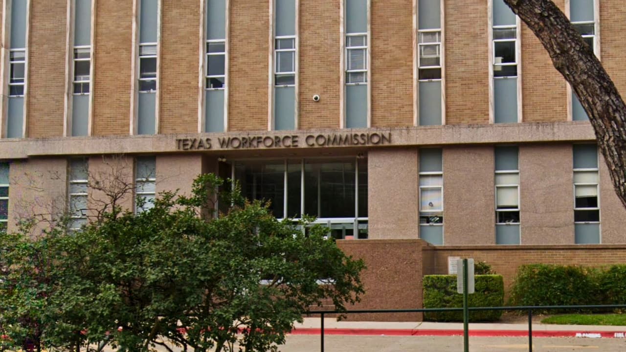 <h3 class="cms-H3-H3">¿Qué es Texas Workforce Commission (TWC) y cómo ayuda?</h3> Texas Workforce Commission (TWC) es la agencia estatal
<b>encargada de administrar el seguro de desempleo en Texas. </b>
<br>También coordina una red de más de 170 oficinas conocidas como Texas Workforce Solutions, donde
<b>las personas pueden recibir ayuda para buscar trabajo o capacitarse.</b>
<br>En estas oficinas
<b>es posible encontrar ofertas de empleo, recibir asesoría gratuita, participar en talleres de preparación laboral y acceder a programas de capacitación</b> para mejorar habilidades y volver al mercado laboral.
<br>☎️ Teléfonos clave: 800-939-6631 y 800-558-8321