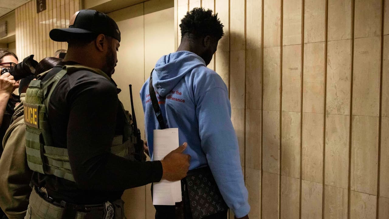 <h3 class="cms-H3-H3">Houston y alrededores</h3> En el condado Harris, el más grande del estado,
<b> hubo cerca de 1,500 <i>detainers</i> entre febrero y mayo de 2025</b>: Es 25% más que el año anterior.
<br>En el condado Montgomery, el aumento fue mayor:
<b>Pasó de 175 a 396, un alza de 126%.</b>
<br>💡 Para dimensionar: Harris County Jail ha estado entre las cárceles con más
<i>detainers</i> de todo el país.