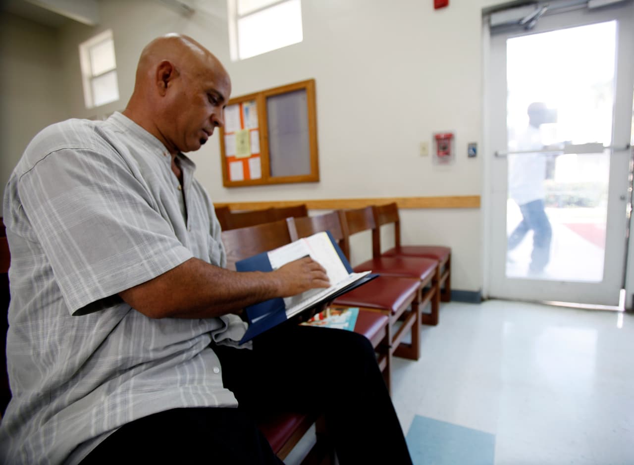 <b>¿Cuáles son las fechas más importantes?</b> Según la agencia federal este es el
<a href="https://www.census.gov/library/fact-sheets/2019/dec/2020-at-a-glance.html">cronograma</a> al que tienes que estar atento:
<b>1).</b> En 2019 se instalarán todos los comités de conteo y serán abiertas 248 oficinas locales del censo.
<b>2).</b> El 1 de abril de 2020 comenzará el censo y se realizarán las visitas personales a los hogares que no hayan respondido.
<b>3).</b> Todos los recuentos serán enviados al presidente antes del 31 de diciembre de 2020.
<b>4).</b> Los recuentos de redistribución de distritos tendrán que ser enviados a los estados antes del 31 de marzo de 2021.