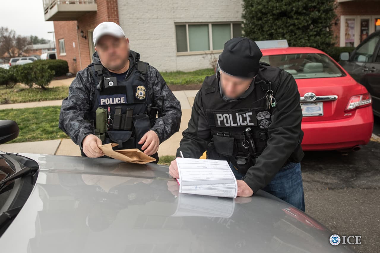 <b>Si crees que tus derechos fueron violados</b>. Escribe todo lo que recuerdes, incluidas las insignias de los oficiales y los números de los vehículos de patrulla, de qué agencia eran los oficiales y cualquier otro detalle. Obten información de contacto para los testigos. Si estás lesionado, busca atención médica de inmediato y toma fotografías de tus lesiones.
<br>Presenta una queja por escrito ante la división de asuntos internos de la agencia o la junta civil de quejas. En la mayoría de los casos, puedes presentar una queja de forma anónima si lo deseas.