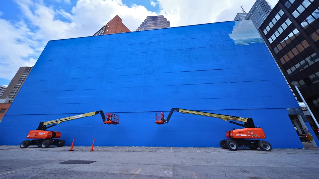 <h3 class="cms-H3-H3">El mural de ballenas en Dallas llevaba casi tres décadas en downtown</h3> El mural mostraba
<b> ballenas y vida marina en una pared de gran tamaño. </b>
<br>Según la Wyland Foundation, la sección principal
<b>medía unos 164 pies de largo por 82 pies de alto.</b> Otra parte lateral medía
<b>aproximadamente 50 pies por 78 pies.</b>
<br>Aunque Dallas no es una ciudad costera,
<b>la obra buscaba conectar al público con la conservación del océano y del agua limpia.</b>
<br>Con el paso del tiempo, el mural se convirtió en
<b>una referencia visual para residentes, trabajadores y visitantes del centro. </b>
<br>Para muchos, no era solo una pintura sobre una pared, era
<b>una pieza reconocible del downtown y parte de la memoria urbana de Dallas.</b>