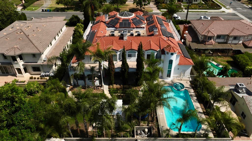 El escándalo por la pareja de California que tenía 21 niños, algunos de madres subrogadas que dicen haber sido engañadas