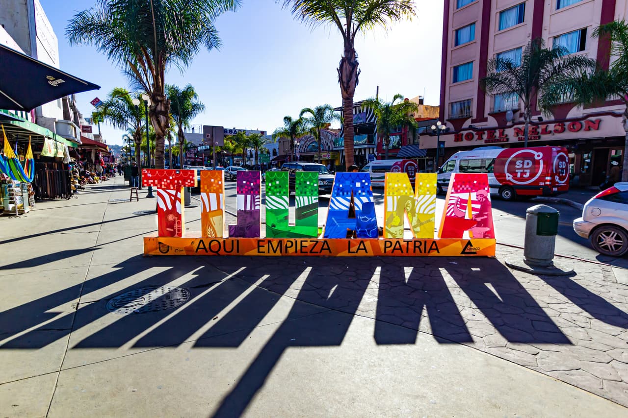 <h2 class="cms-H2-H2">Viajó a México y regresó con una sorpresiva factura de miles de dólares</h2>
<br>Una mujer del Área de la Bahía asegura que regresó de Tijuana con una factura de celular de casi $9,000
<a href="https://www.univision.com/local/sacramento-kuvs/viaje-a-tijuana-termina-con-una-factura-de-9-000-por-uso-de-datos-moviles-video">y no fue por compras durante su visita.</a>
