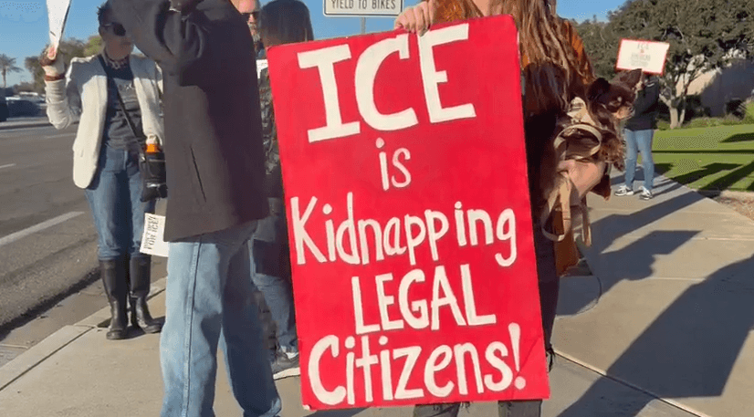 Los manifestantes recorrieron alrededor de una milla hasta llegar al
<b>Mesa Gateway Airport</b>.