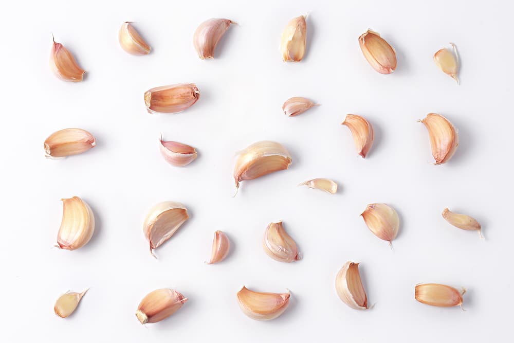 Y no es algo que casualmente haya sido inventado por Bram Stoker o alguien más, sino que en sí la creencia de que el ajo es un gran repelente del mal, fuerzas malignas y cualquier mala vibra es algo que viene de tiempos ancestrales.