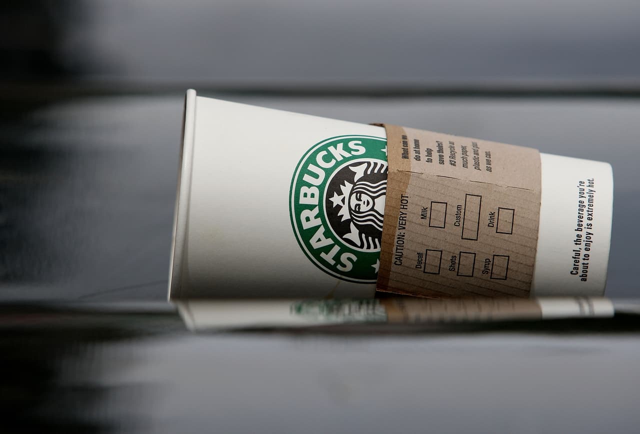 Starbucks anuncia cientos de despidos y cierre de tiendas en EEUU