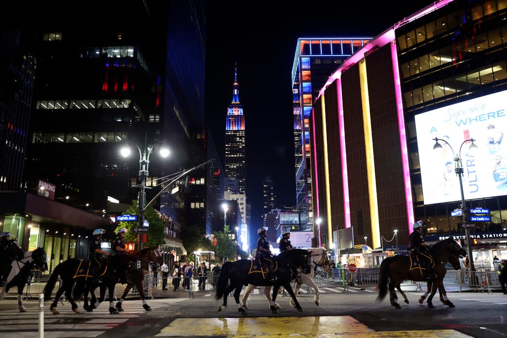 A eso de las 2:00 de la mañana, del domingo, 14 de junio,
<b>hubo un tiroteo</b> en la
<b>intersección de la calle 42 con Broadway</b>.
<b><a href="https://www.univision.com/local/nueva-york-wxtv/joven-entra-en-coma-tras-ataque-grupal-cerca-del-madison-square-garden" target="_blank">Un menor de 17 años</a> fue baleado en el pie izquierdo</b>. Lo trasladaron en condición estable al hospital Bellevue, indicó NYPD.
<br>Además se reportaron
<b>4 incidentes de apuñalamientos</b> durante la celebración.
