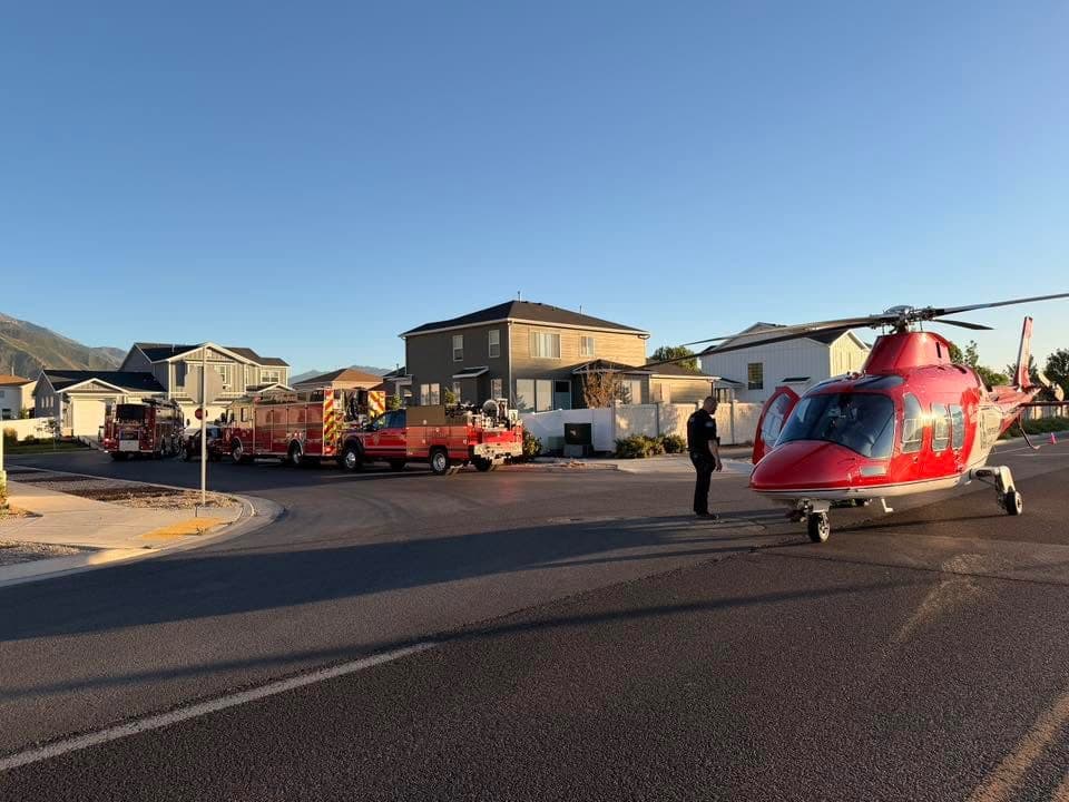Tras
<b>cerca de dos horas de labores</b>, cuando por fin pudo ser sacado de la zanja, el trabajador, que no ha sido identificado por su nombre, fue trasladado a un hospital por vía aérea en condición crítica.