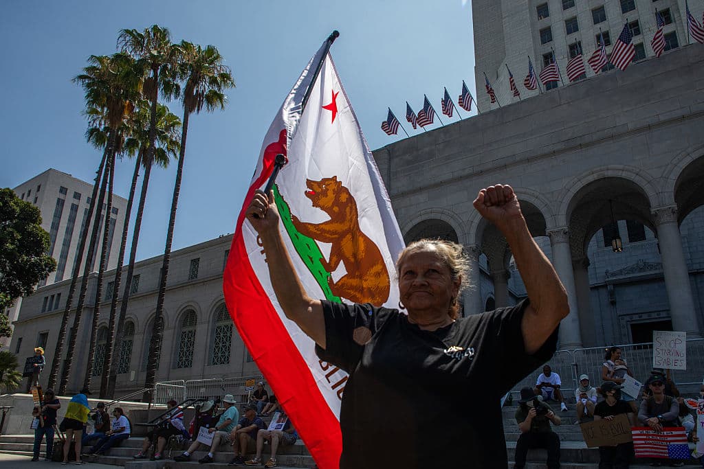 <b>El Movimiento 50501</b>, que se opone al presidente Donald Trump y a las políticas de su administración, coordinó las manifestaciones pacíficas a través Estados Unidos, 'Rage Against the Regime' o 'Rabia contra el régimen'.
<br>
<br>Se trató del noveno "día nacional de acción" que convocan este año, con el propósito de
<b>ayudar a canalizar la decepción y el coraje </b>frente a los cambios que transforman al país.