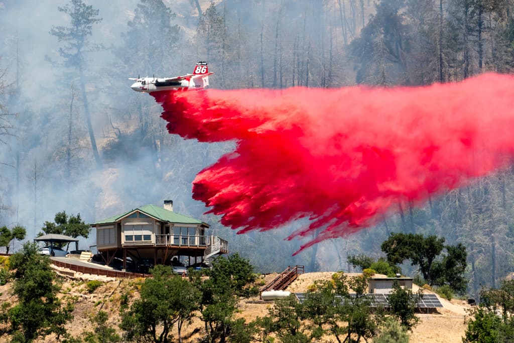 El Toll Fire comenzó a lo largo de Old Lawley Toll Road, una ruta histórica con bodegas y entre 40 y 50 casas. Este camino alguna vez sirvió como carretera de peaje en el área. Aproximadamente 114 personas se vieron afectadas por las evacuaciones obligatorias, mientras que otras dos zonas recibieron alertas de evacuación, según Jason Clay, portavoz de la Unidad Cal Fire Sonoma-Lake-Napa.