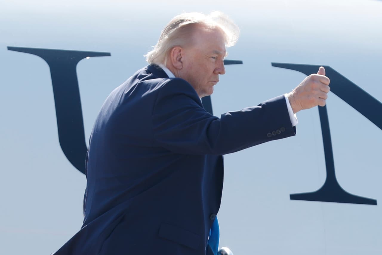 Donald Trump firma orden para que los bancos revisen más de cerca el estatus migratorio de sus clientes