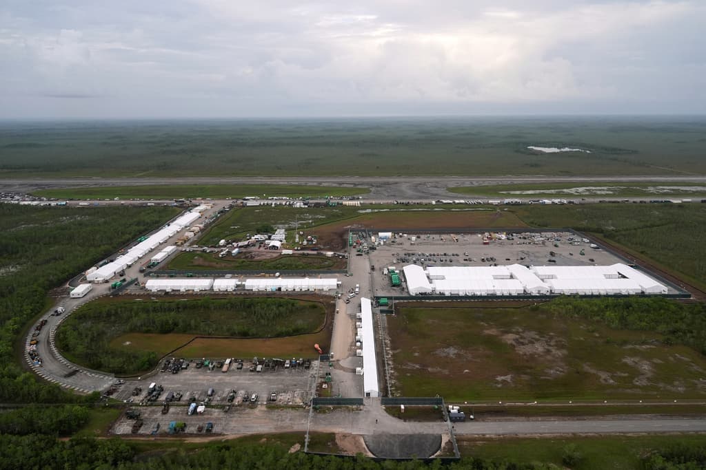 Jueza niega al gobierno de Trump pausar su fallo sobre el centro de detención de inmigrantes 'Alligator Alcatraz'
