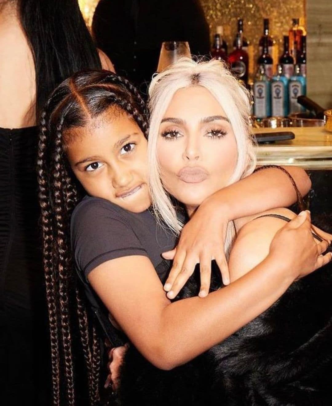 La multimillonaria empresaria acudió en compañía de sus hijos, pero una vez más su
<a href="https://www.univision.com/famosos/kim-kardashian-dibujos-hija-north-west-trenzas-pelo-fotos">primogénita North</a> robó las miradas.
<br>