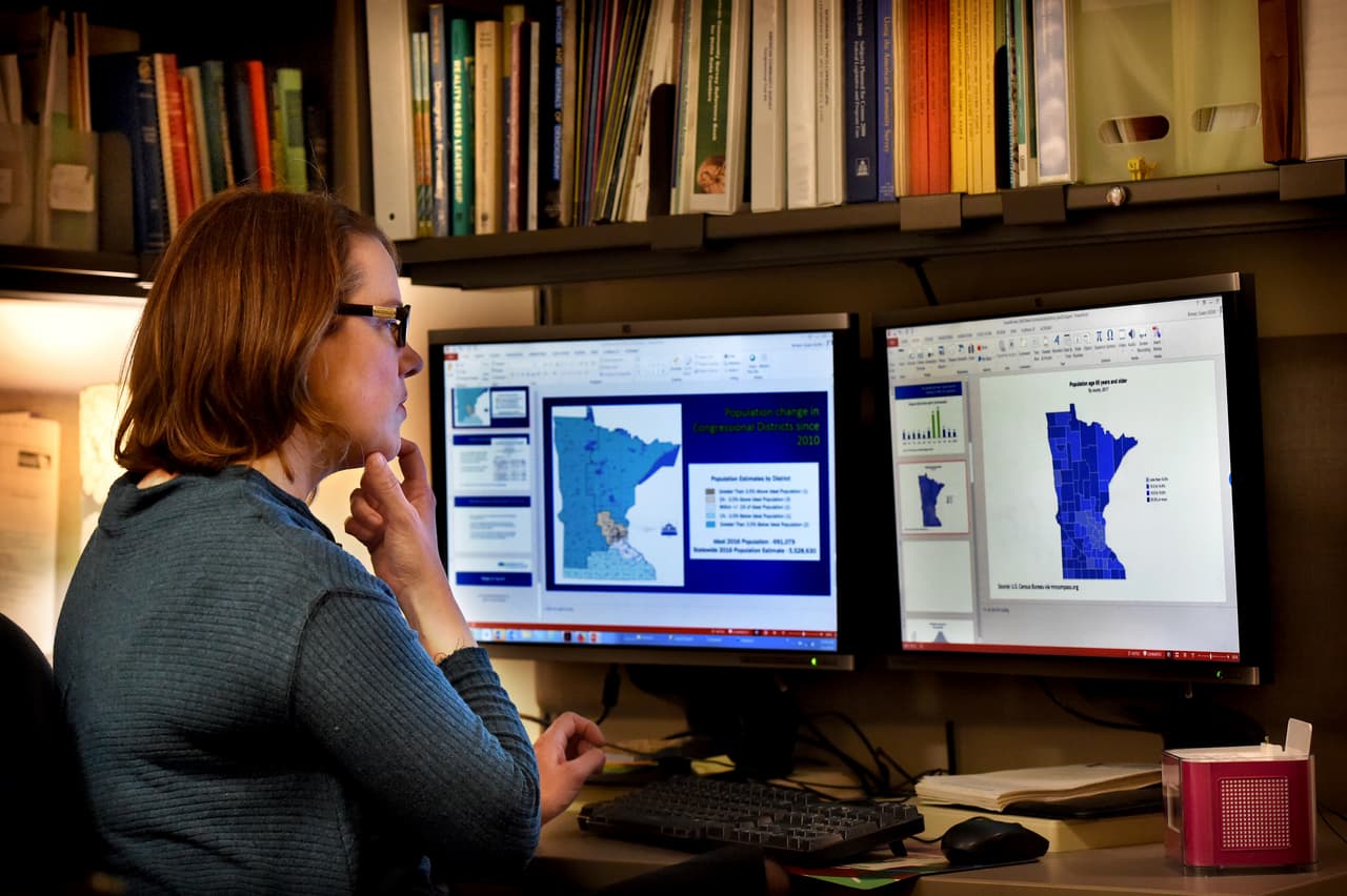 <b>¿El proceso es seguro?</b> Puedes verificar si la persona que llama a tu hogar es un legítimo representante del censo, comunicándote con el Centro Nacional de Procesamiento (NPC, por sus siglas en inglés). El número de teléfono es 301-763-INFO (4636) o 800-923-8282. También puedes visitar la página
<a href="https://ask.census.gov/">ask.census.gov</a> para hacer preguntas.