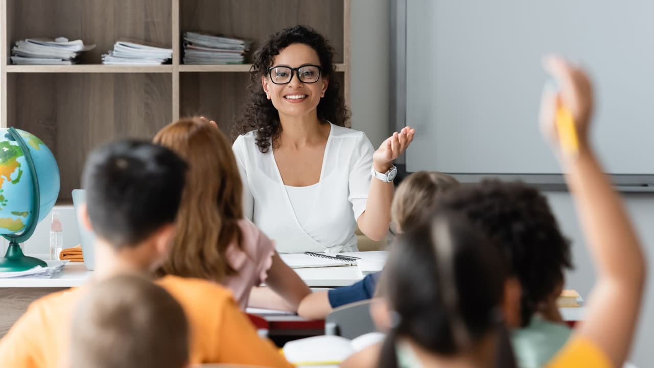 <h3 class="cms-H3-H3">Educación y servicios sociales: apoyo a las comunidades </h3>El crecimiento en Texas también se refleja en l
<b>a necesidad de más maestros bilingües, trabajadores sociales y terapeutas</b>. Estos sectores no crecen tan rápido como la tecnología, pero ofrecen
<b>estabilidad laboral y un campo amplio en comunidades jóvenes y diversas.</b>