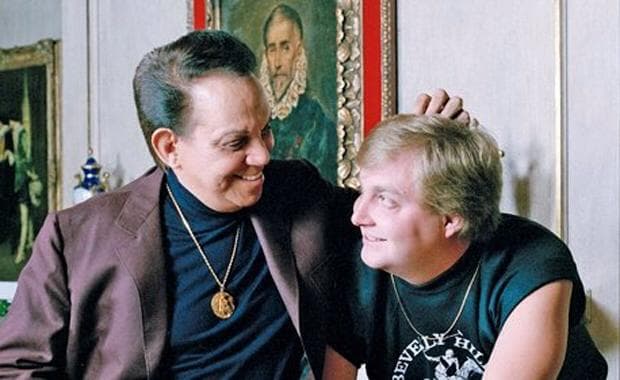 Algunos medios de comunicación de la época criticaban la relación que existía entre padre e hijo, por considerar a Ivanova un
<i>junior</i> (consentido).