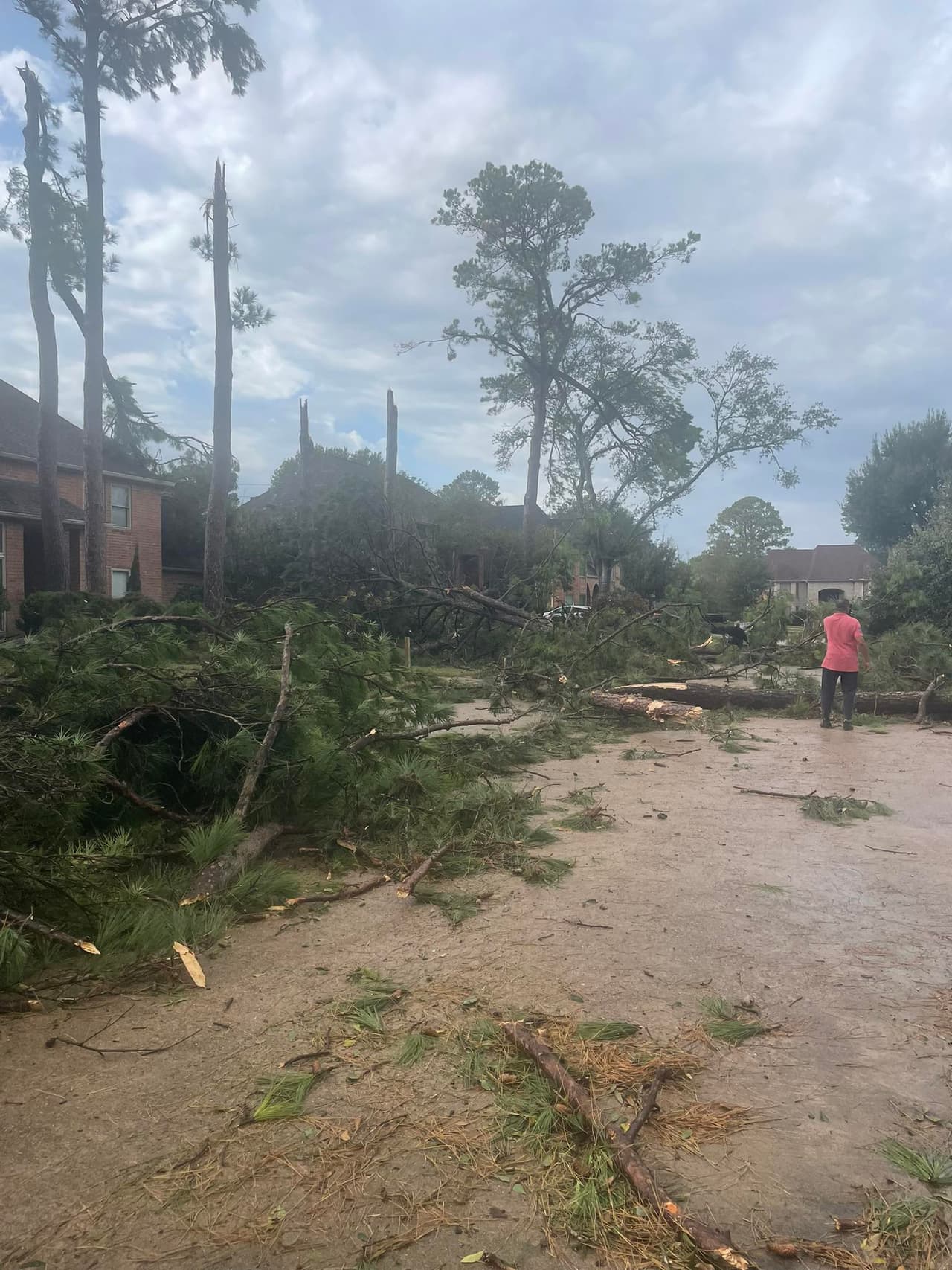 Los agentes de Precinto 4
<b>desplegaron drones para hacer evaluaciones aéreas, buscar heridos y detectar áreas peligrosas </b>donde el acceso a pie era inseguro entre escombros y cableado caído.