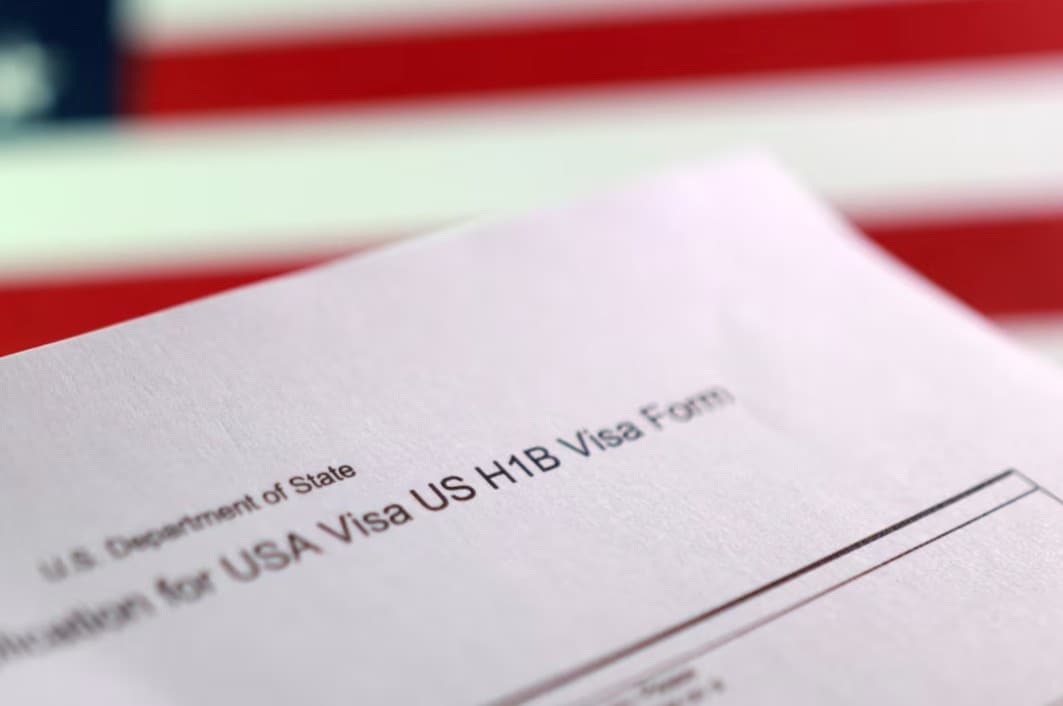 Un juez federal dictamina que la tasa de 100,000 dólares impuesta por Trump para la visa H-1B es ilegal