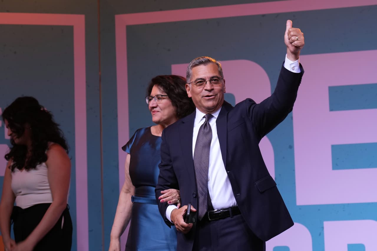 Xavier Becerra avanza a las elecciones generales para gobernador de California