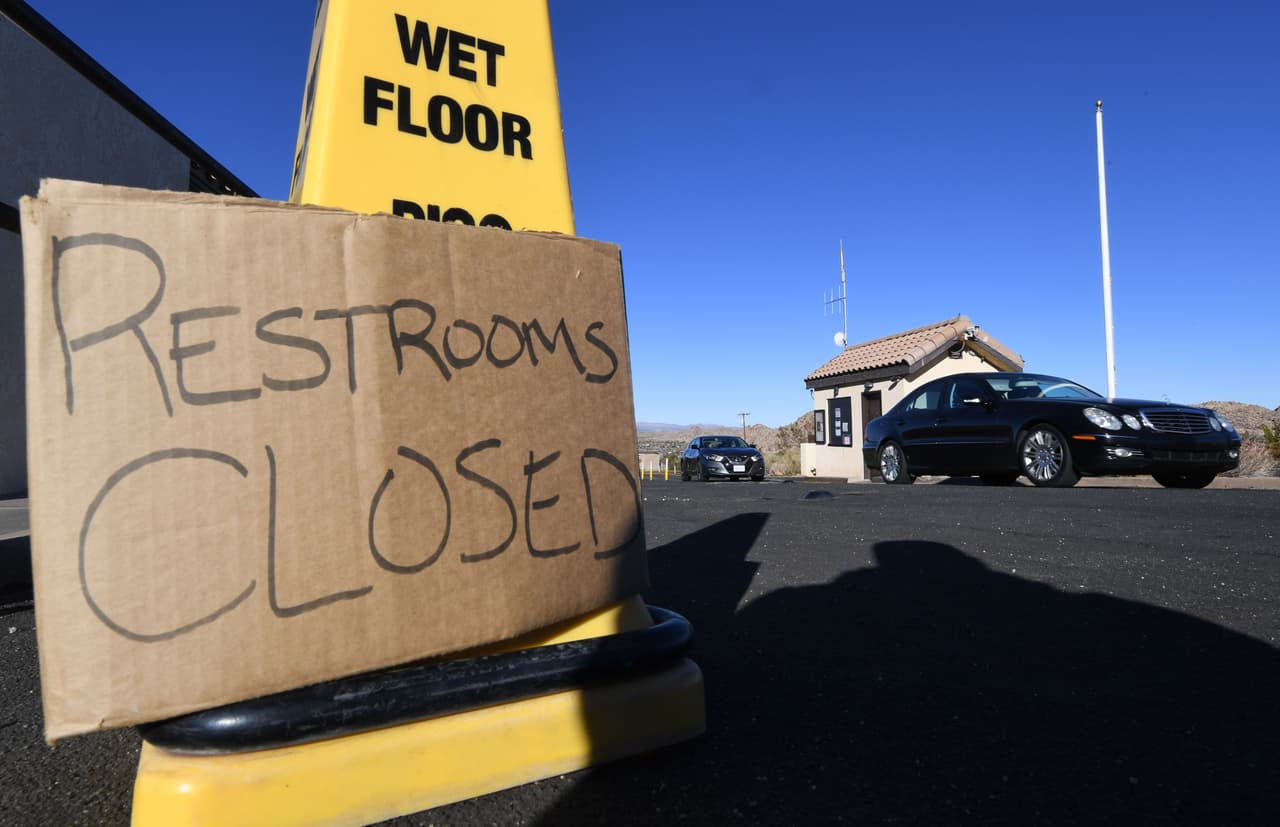 <b>Parques sin servicios. </b>“Baños cerrados”, la advertencia a los visitantes del parque nacional Joshua Tree en California. El anterior cierre que duró 22 días fue entre diciembre de 1995 y enero de 1996. El entonces presidente Bill Clinton y el Congreso tuvieron un desacuerdo por los financiamientos para la salud, educación y medio ambiente. 3 de enero de 2019.