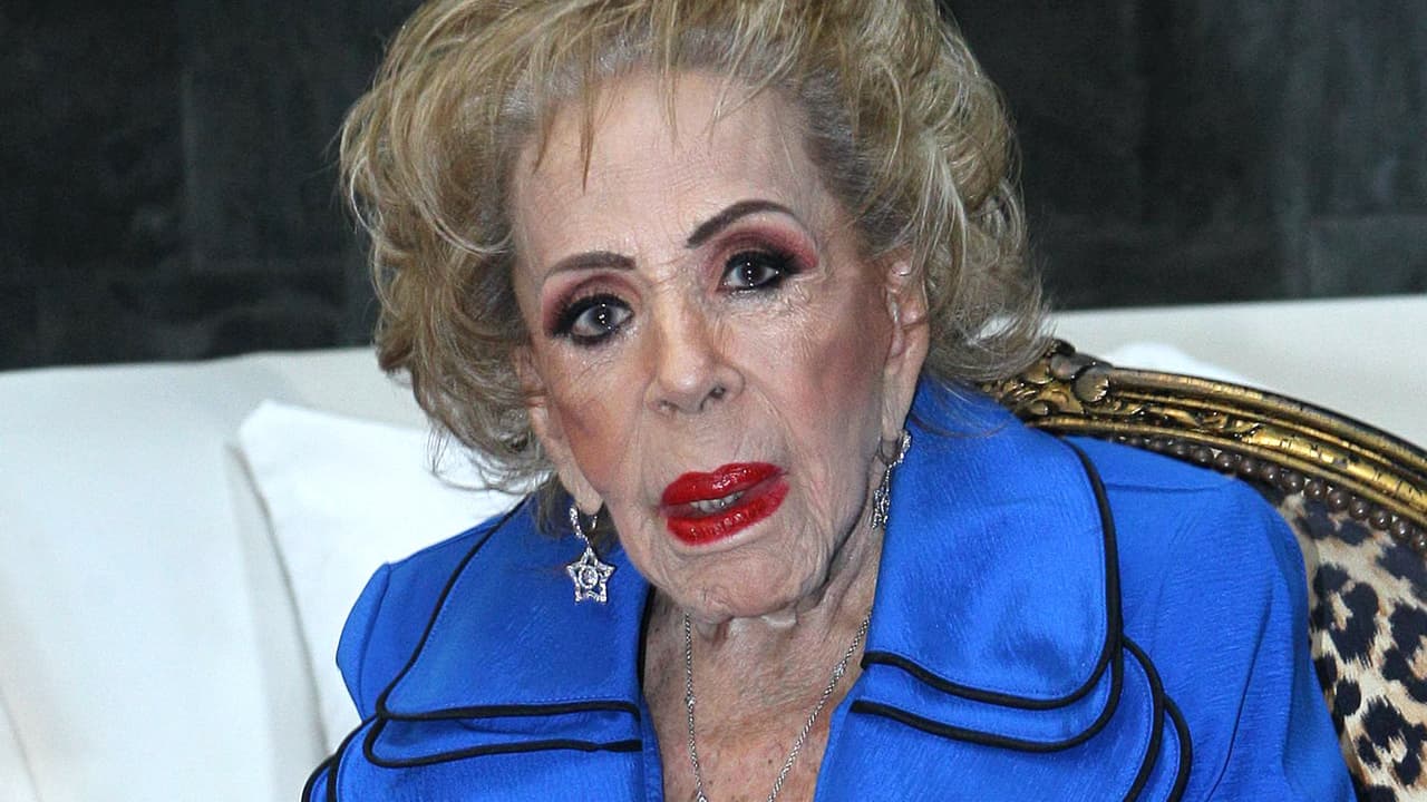 ¿Silvia Pinal necesita un arnés para mantener la postura? Su asistente habla sobre su salud