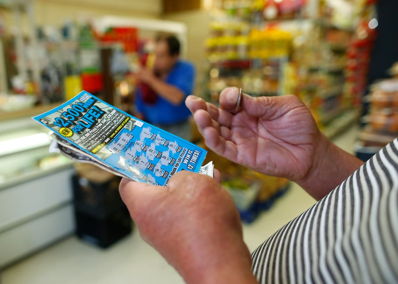 Se encontró $20 en el suelo, los jugó en un raspadito y se ganó $1 millón