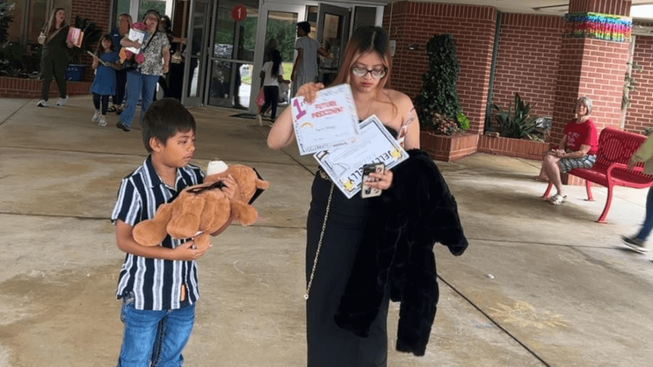 "Ya no puedo abrazar a mi mamá": La historia del niño de 7 años cuya madre fue arrestada en la redada masiva en Carolina del Sur
