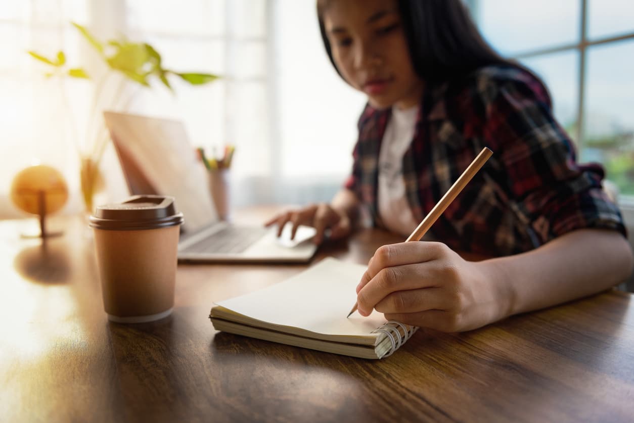 <h3 class="cms-H3-H3">10.- <b>AmeriCorps</b></h3>
<br>
<br>Las personas que completan un periodo de servicio nacional a través de un programa AmeriCorps (AmeriCorps VISTA, AmeriCorps NCCC o AmeriCorps State and National) son elegibles para la condonación de préstamos.
<br>
<br>El Premio Educativo Segal AmeriCorps, que se otorga a los participantes, se puede utilizar para pagar préstamos estudiantiles estatales y federales.