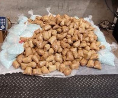 Además de la cantidad de droga que ya no está en las calles y no le hará daño a nadie, se trata de
<b>miles de dólares en pérdidas</b> para quienes cometen el delito de traficar los estupefacientes, sin importarles el daño que causan.