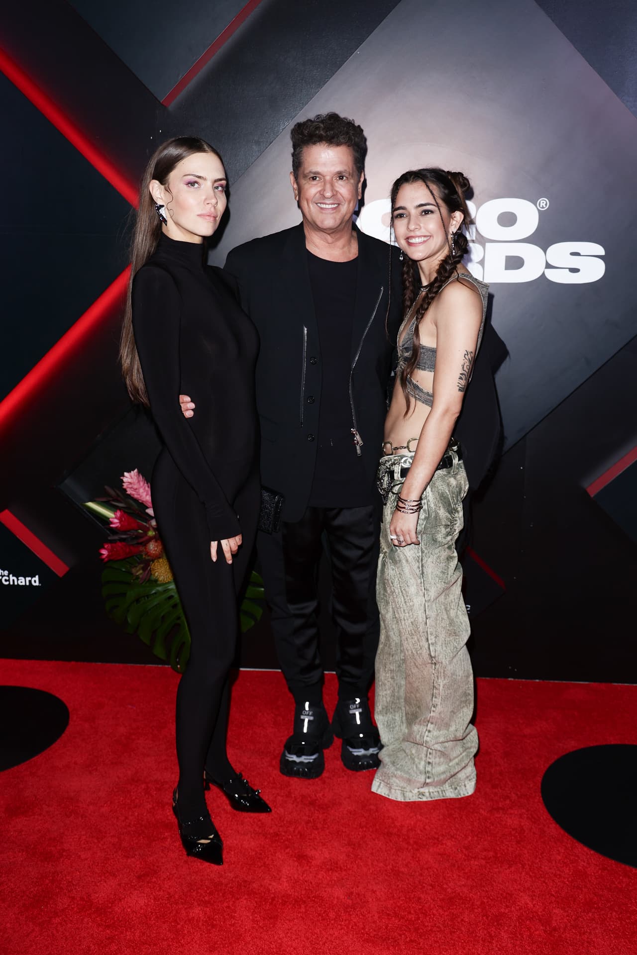 Carlos Vives, su hija Lucy y su novia Ivonne Robles.