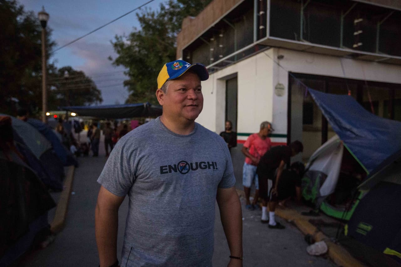 Este veterano alimenta a refugiados en la frontera porque es "más patriótico que ir a la guerra"