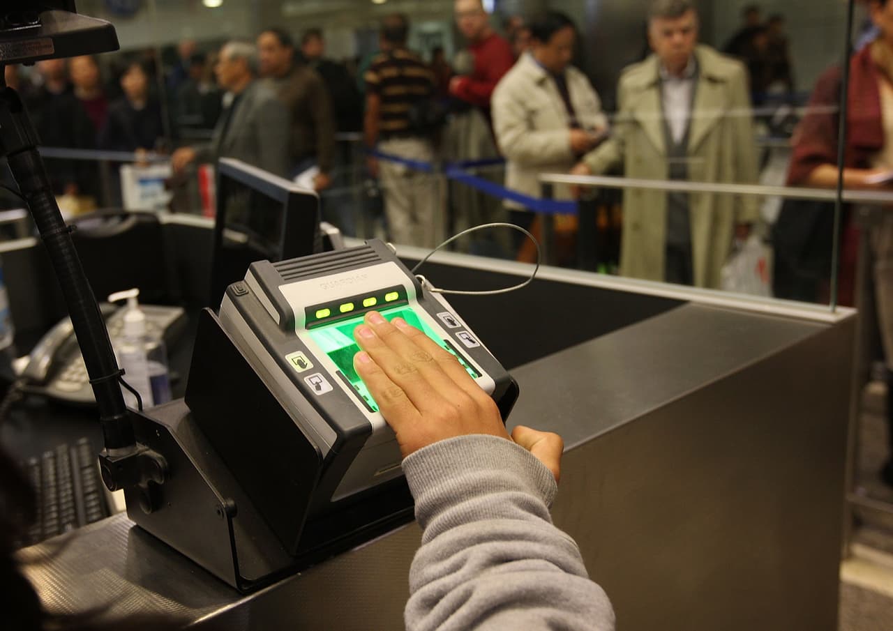 <b>Un Permiso Adelantado</b> te permite viajar de regreso a Estados Unidos sin tener que solicitar una visa. Una compañía de transporte (aerolíneas) podría aceptar un documento de permiso adelantado en lugar de una visa como prueba de que usted está autorizado a viajar a Estados Unidos. Un documento de permiso adelantado no remplaza a su pasaporte. Más sobre el Permiso Adelantado
<b><a href="https://www.uscis.gov/es/tarjeta-verde%20/documentos-viaje" target="_blank">aquí</a></b>.