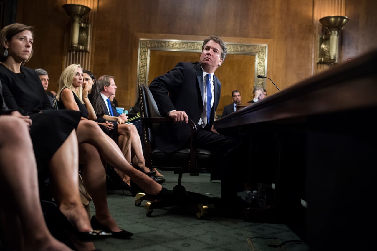 Kavanaugh fue cuestionado por su idea de que un presidente en ejercicio no debe ser objeto de una investigación civil o criminal, justo ahora que el círculo de Donald Trump es objeto de investigaciones. Reconoció que “nadie está por encima de la ley en nuestro sistema constitucional”, pero
<a href="https://www.univision.com/noticias/politica/aborto-lealtad-a-trump-y-otros-puntos-clave-de-la-audiencia-de-confirmacion-de-kavanaugh">no respondió</a> cuando le preguntaron si un presidente puede ser citado en una investigación criminal. Los senadores demócratas cuestionaron su posición sobre el aborto ya que un hipotético voto en contra en el máximo tribunal
<a href="https://www.univision.com/noticias/politica/aborto-lealtad-a-trump-y-otros-puntos-clave-de-la-audiencia-de-confirmacion-de-kavanaugh">podría revertir la decisión que en 1973</a> autorizó el aborto en todo el país.