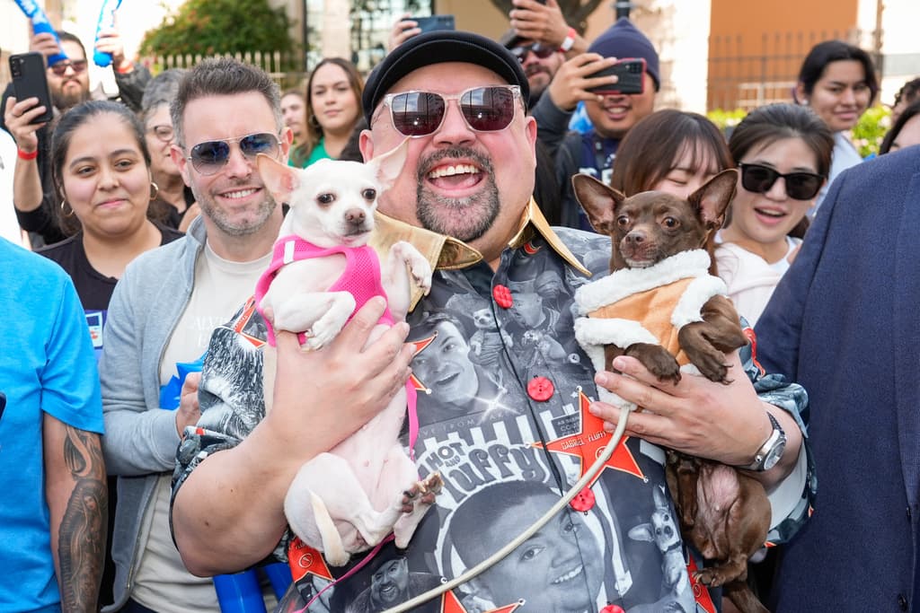 Entre los oradores invitados estuvieron el actor Martin Klebbay el comediante Cristela Alonzo, quienes destacaron el impacto de Iglesias en la comedia latina y su capacidad para unir audiencias diversas.
