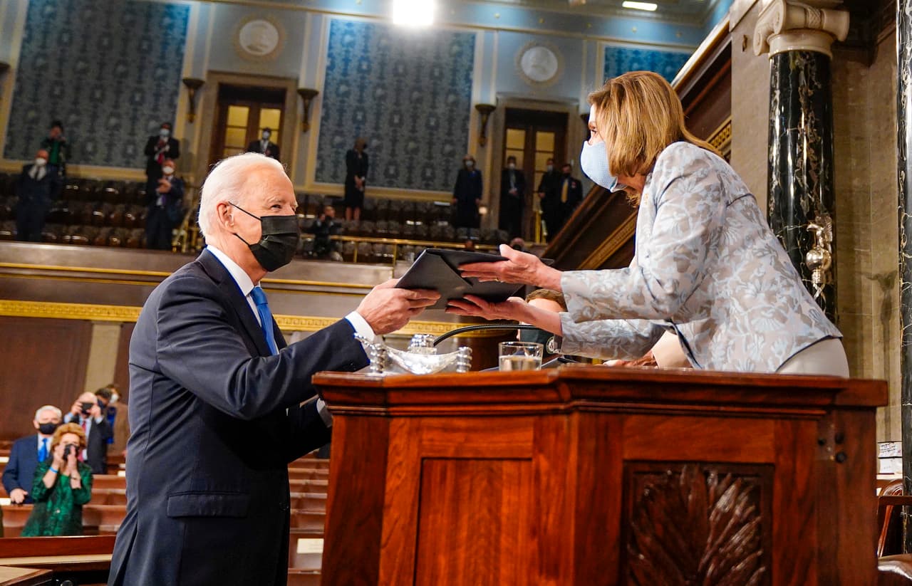 Nancy Pelosi carga duramente contra Biden y lo culpa por la derrota de Harris frente a Trump