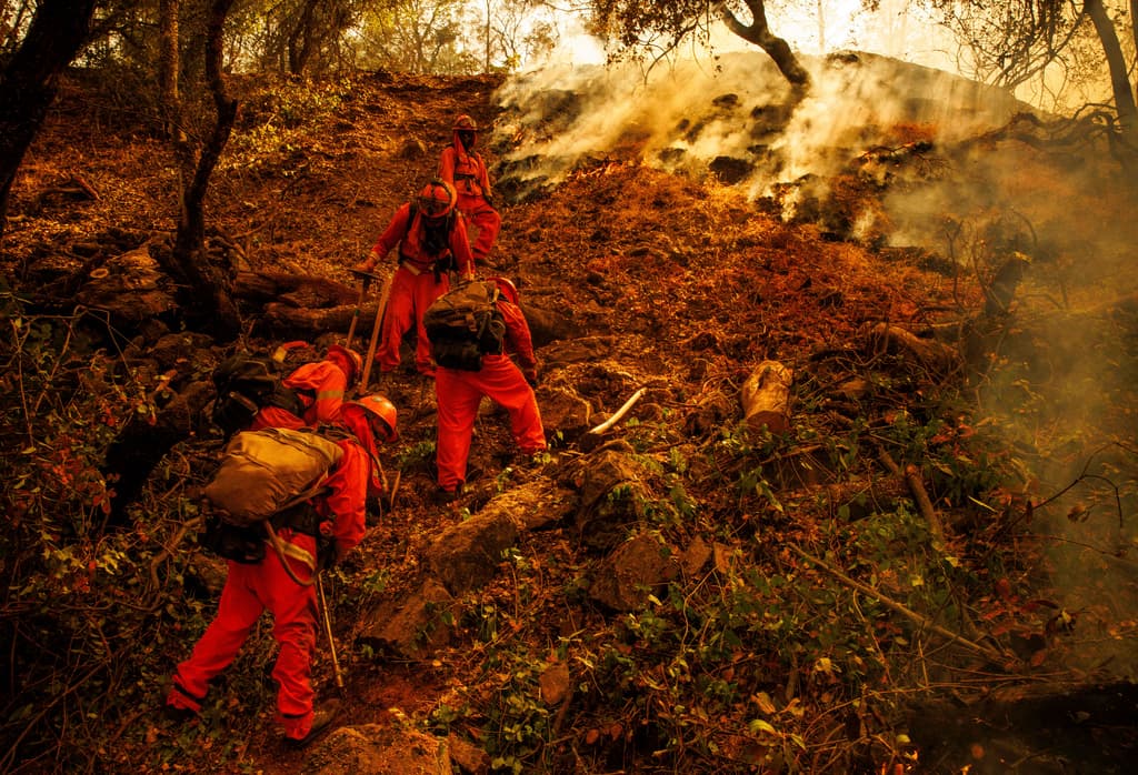 La ciudad declaró el estado de emergencia el martes por la noche. Esta declaración permite el acceso a recursos adicionales para combatir el incendio.