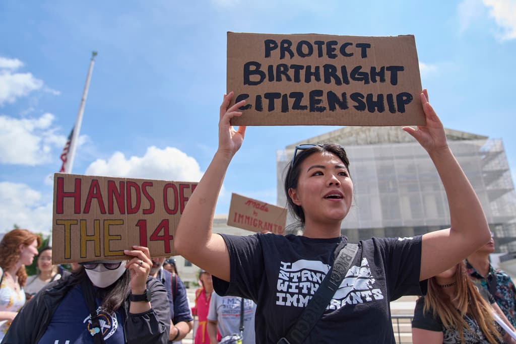 Trump pide a la Corte Suprema decidir si es legal su plan para limitar el derecho a la ciudadanía por nacimiento