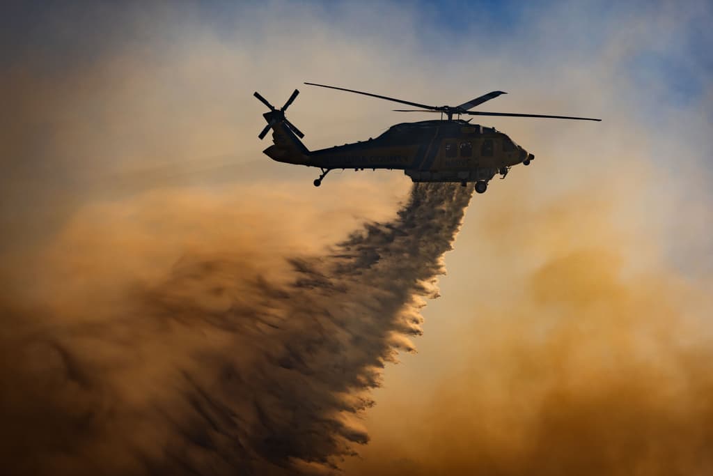 <b>Las cálidas ráfagas de viento de Santa Ana</b> que tanto ayudaron el lunes a que el incendio Sandy ganara terreno a través de Simi Valley se fortalecerán nuevamente el martes, 19 de mayo, llevando a los bomberos del sur de California a incrementar las previsiones.