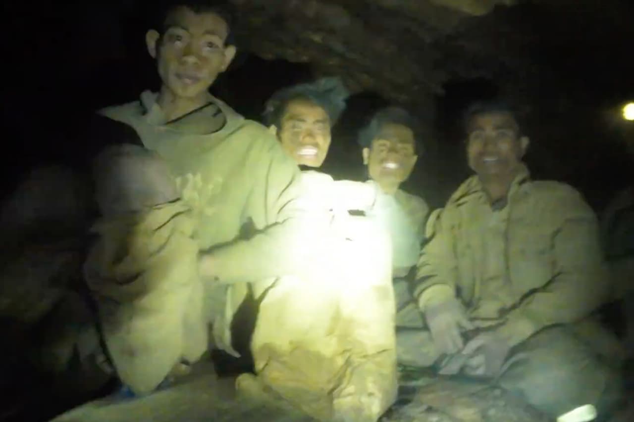 "Estoy bien, sigo con fuerzas", rescatan con vida al primer hombre del grupo atrapado en una cueva en Laos