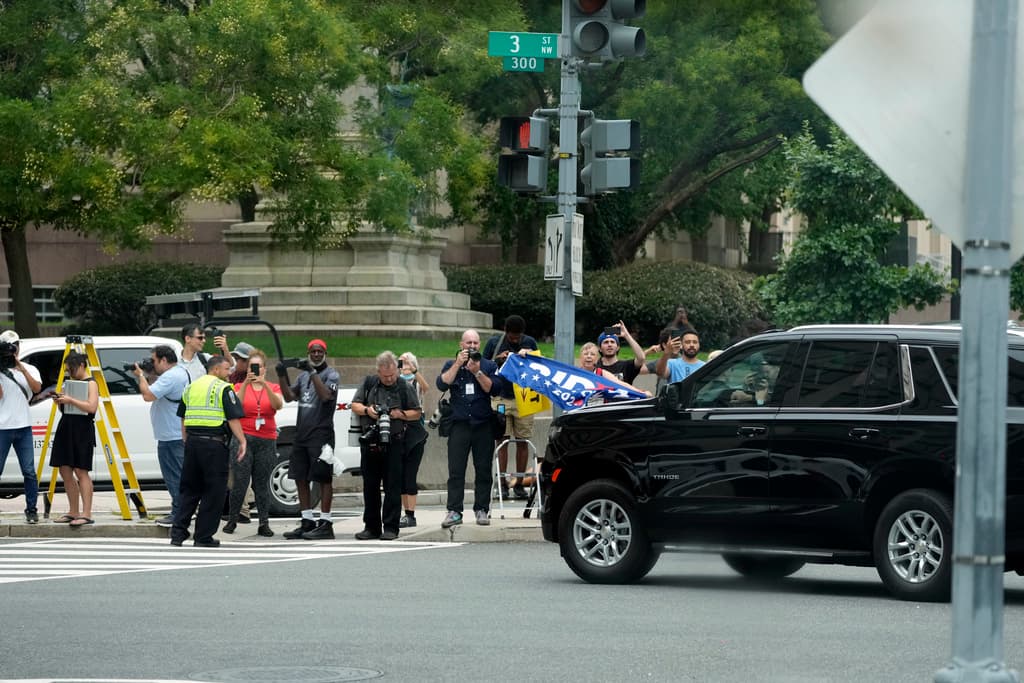Y llegó siendo las 3:30 pm al Palacio Federal de Justicia Elijah Barrett Prettyman en Washington DC, para escuchar los cargos criminales federales levantados en su contra.
<br>