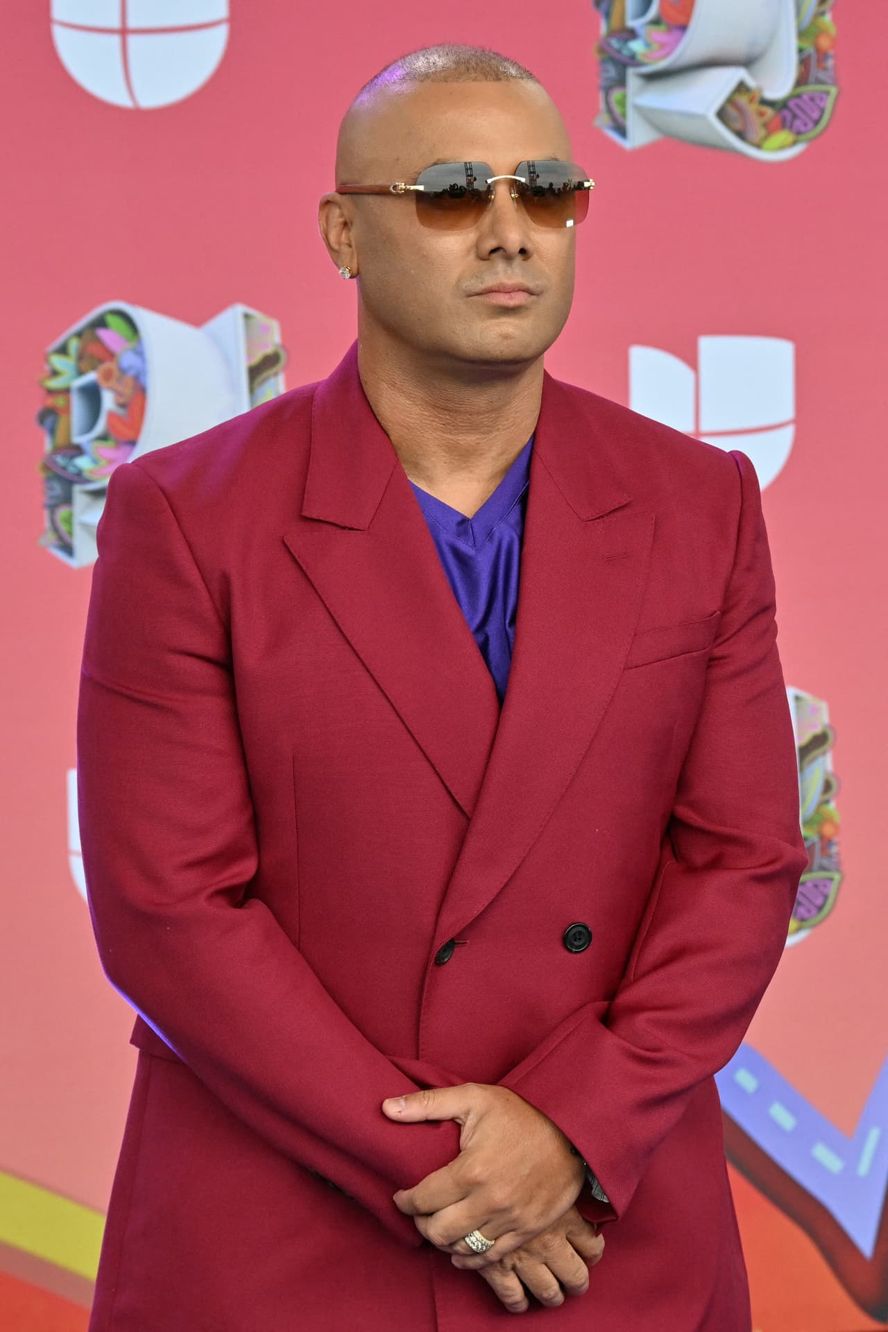 <b>Wisin</b> se dejó ver con un saco color cereza y camisa morada.