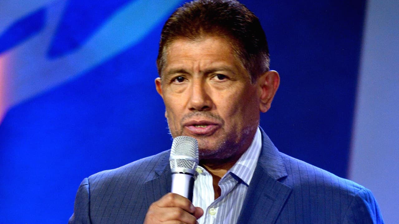 "Cuando yo dije: 'No vas a ser protagonista ni galán, con las mujeres va a ser lo mismo'. Entonces tuve que echar a nadar la ardilla y lo que a mi me ha ayudado y fortalecido es que soy una
<b>persona pensante para seducir a una mujer</b>. Me encantan las mujeres, me gusta su belleza y me gusta seducirlas. Aprendí a seducirlas.
<b>Un hombre gay me enseñó a seducirlas</b>, un gay me enseñó a seducir a las mujeres", declaró.