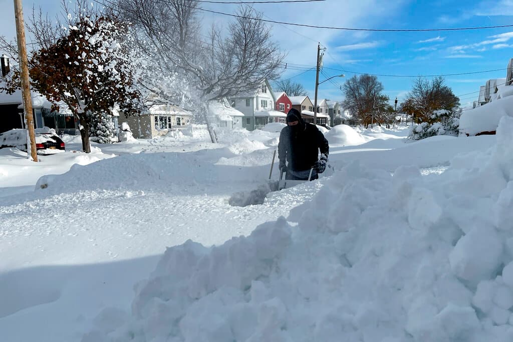 La nevada
<b>no da tregua en el oeste del estado de Nueva Yor</b>k, y a pesar de que la tormenta invernal empieza a ceder en el área metropolitana de Buffalo, se espera que continúe cayendo nieve con intensidad este domingo en otras zonas cercanas, al este del lago Ontario.