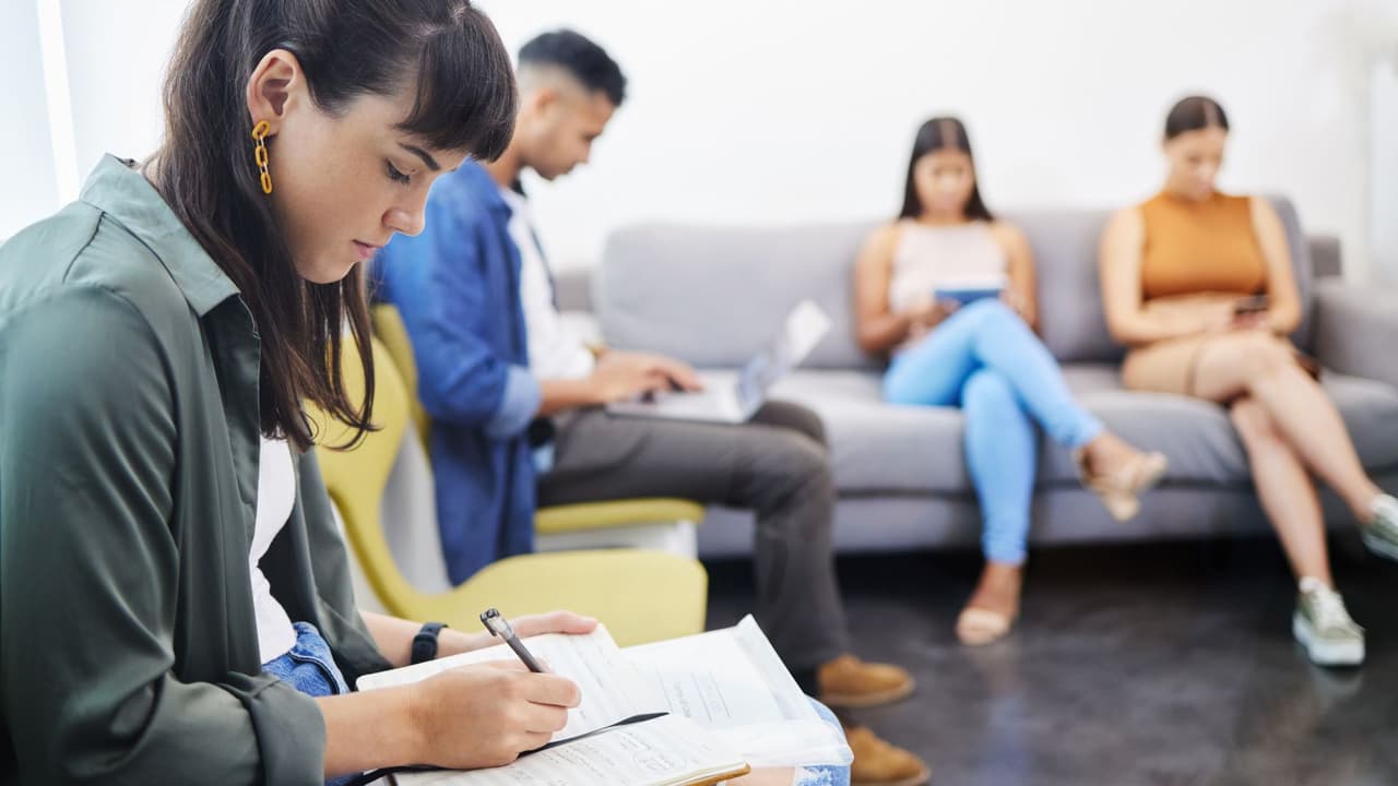 <h3 class="cms-H3-H3">Qué hacer si tu solicitud es rechazada</h3> Si Texas Workforce Commission rechaza tu solicitud,
<b>todavía puedes apelar la decisión.</b>
<br>
<b>Tienes 14 días</b> desde la fecha del aviso para presentar la apelación.
<br>El proceso comienza con
<b>una revisión ante el Tribunal de Apelaciones.</b> Si no estás de acuerdo con ese resultado, puedes pedir otra revisión ante la Comisión y, en algunos casos, solicitar una reconsideración.
<br>Mientras el proceso está en marcha,
<b> es importante seguir certificando tus pagos cada dos semanas.</b>
<br>Si finalmente ganas la apelación,
<b> podrías recibir los pagos correspondientes a esas semanas.</b>