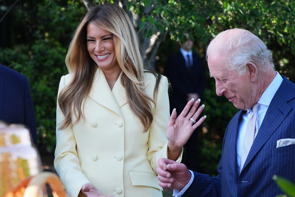 La primera dama de Estados Unidos, Melania Trump, no contuvo la risa con las expresiones del rey Carlos III, quien tiene vasta experiencia en
<b> la apicultura</b>. Ambos intercambiaron impresiones sobre
<b><a href="https://www.univision.com/noticias/estados-unidos/melania-trump-amplia-programa-de-miel-con-colmena-con-forma-de-la-casa-blanca-previo-a-visita-de-los-reyes-de-inglaterra" target="_blank">la nueva colmena de la Casa Blanca</a></b> para incentivar la producción de miel.
