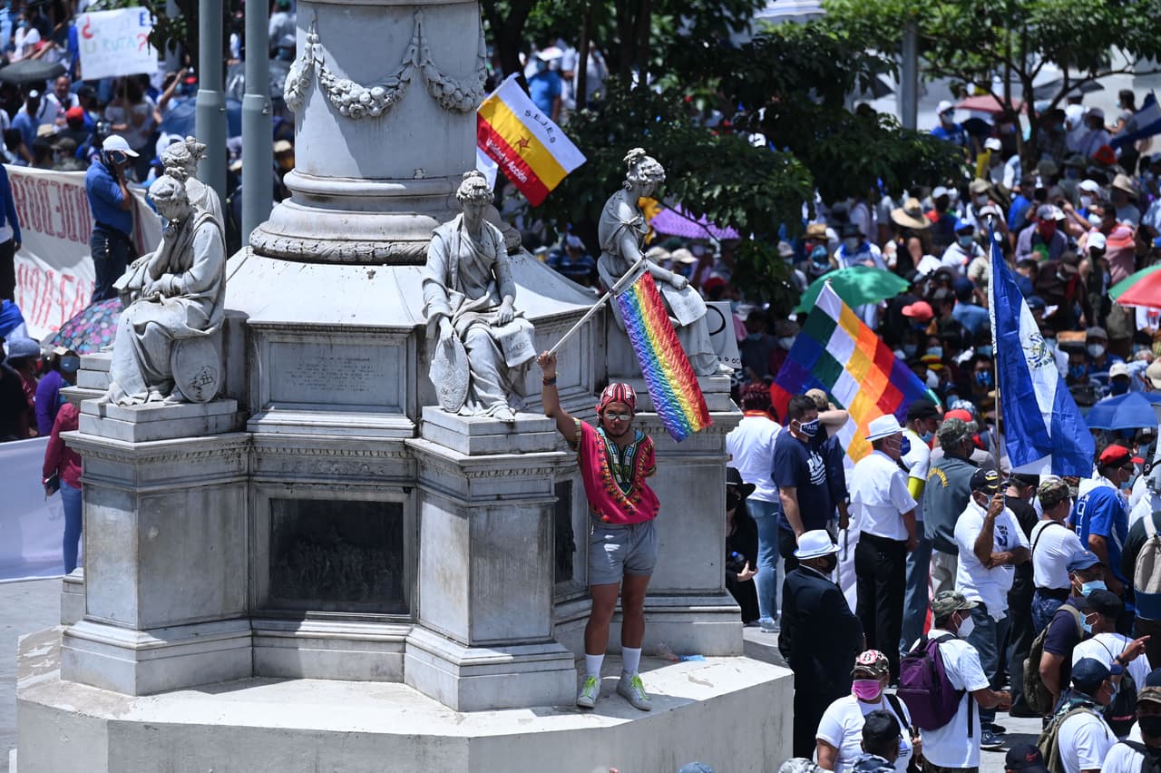 En la marcha participaron grupos feministas, estudiantes universitarios, ambientalistas, sindicatos, defensores de los derechos humanos, partidos políticos opositores, exjueces y representantes del Colegio Médico de El Salvador. Los médicos se sumaron a la manifestación para exigir al gobierno claridad en las políticas de
<a href="https://www.univision.com/temas/salud">salud</a>.