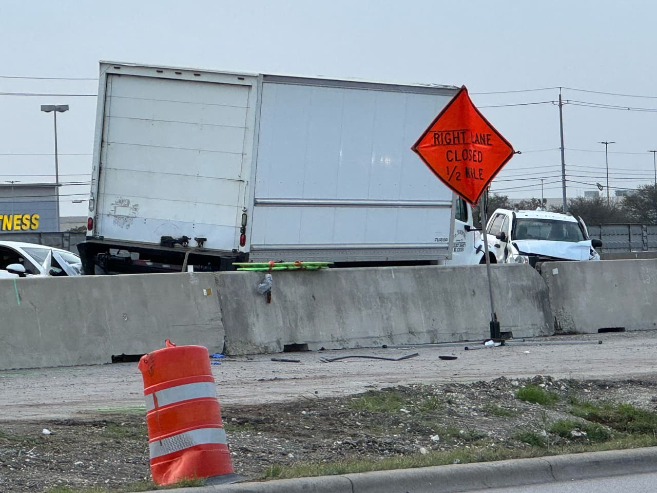 Otros
<b>3 adultos más fueron llevados al Dell Seaton Medical Center</b>, dos con heridas críticas que ponen en peligro su vida y uno con heridas menores.